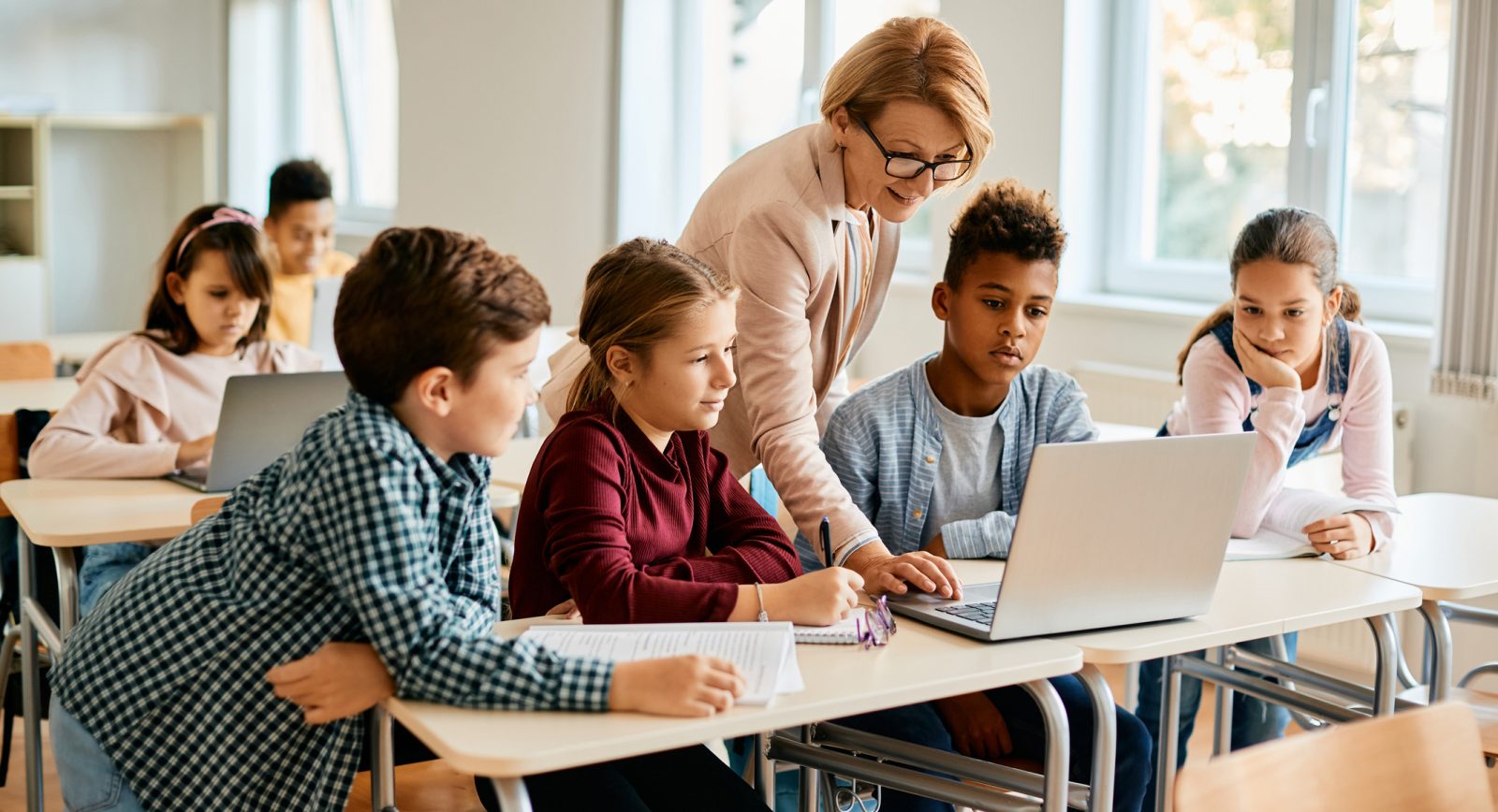 A elementary computer class being taught by a teacher